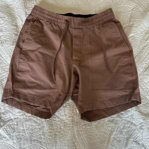 Men’s maroon Lululemon shorts